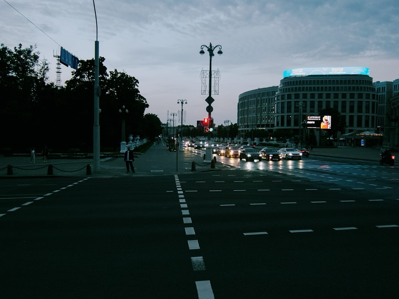 Вечерний проспект в минске (темнеет, но уличное освещение ещё не включили)