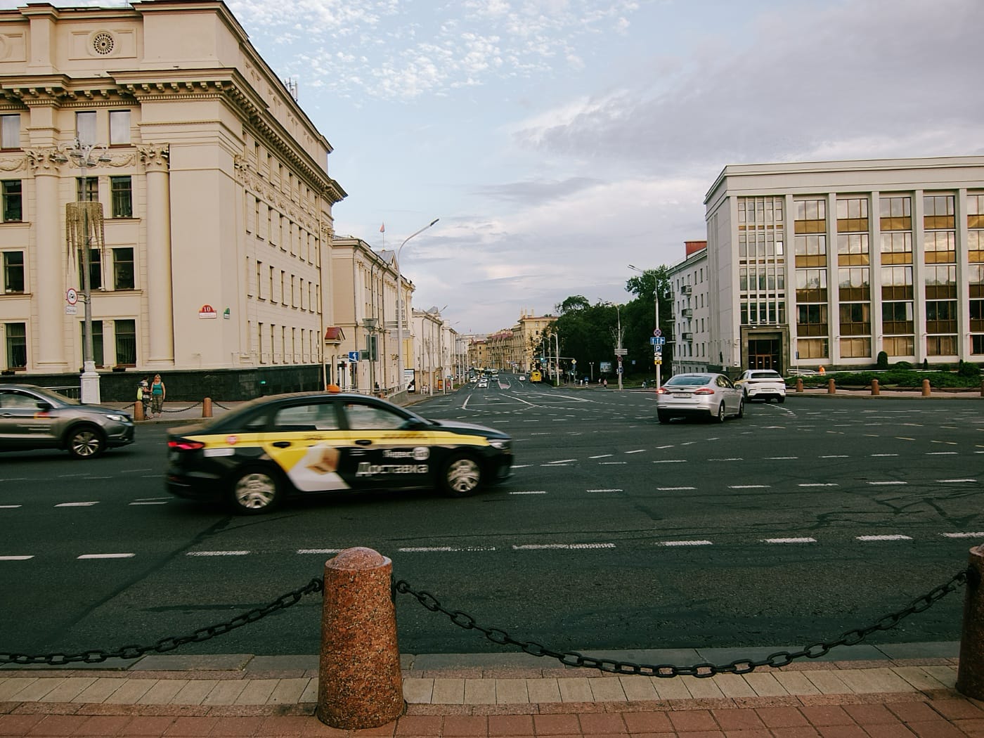 Автомобили едут по проспекту в Минске