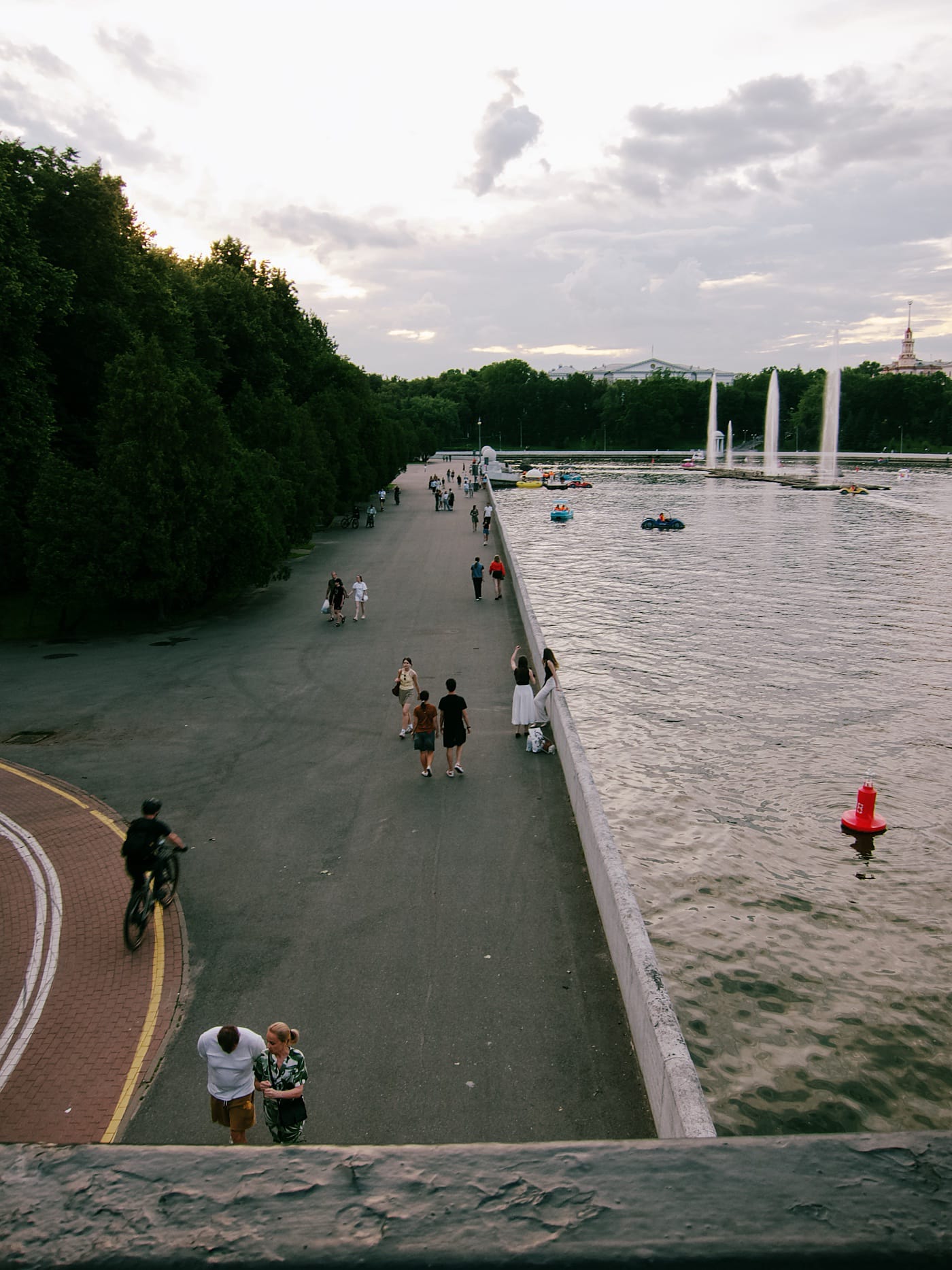 Вечерняя летняя набережная в центре Минска. Фонтаны на воде.
