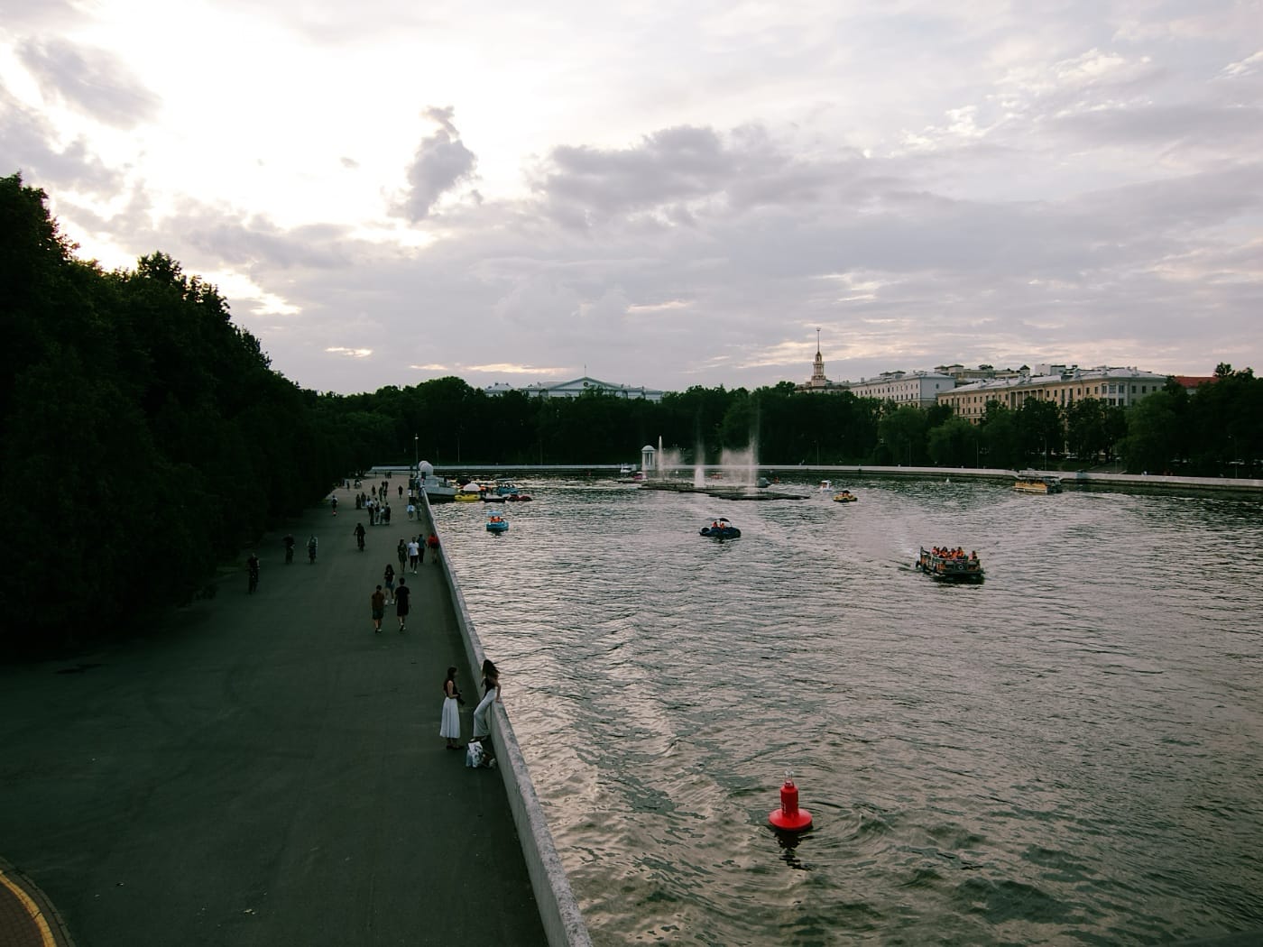 Вечерняя летняя набережная в центре Минска. Фонтаны на воде.
