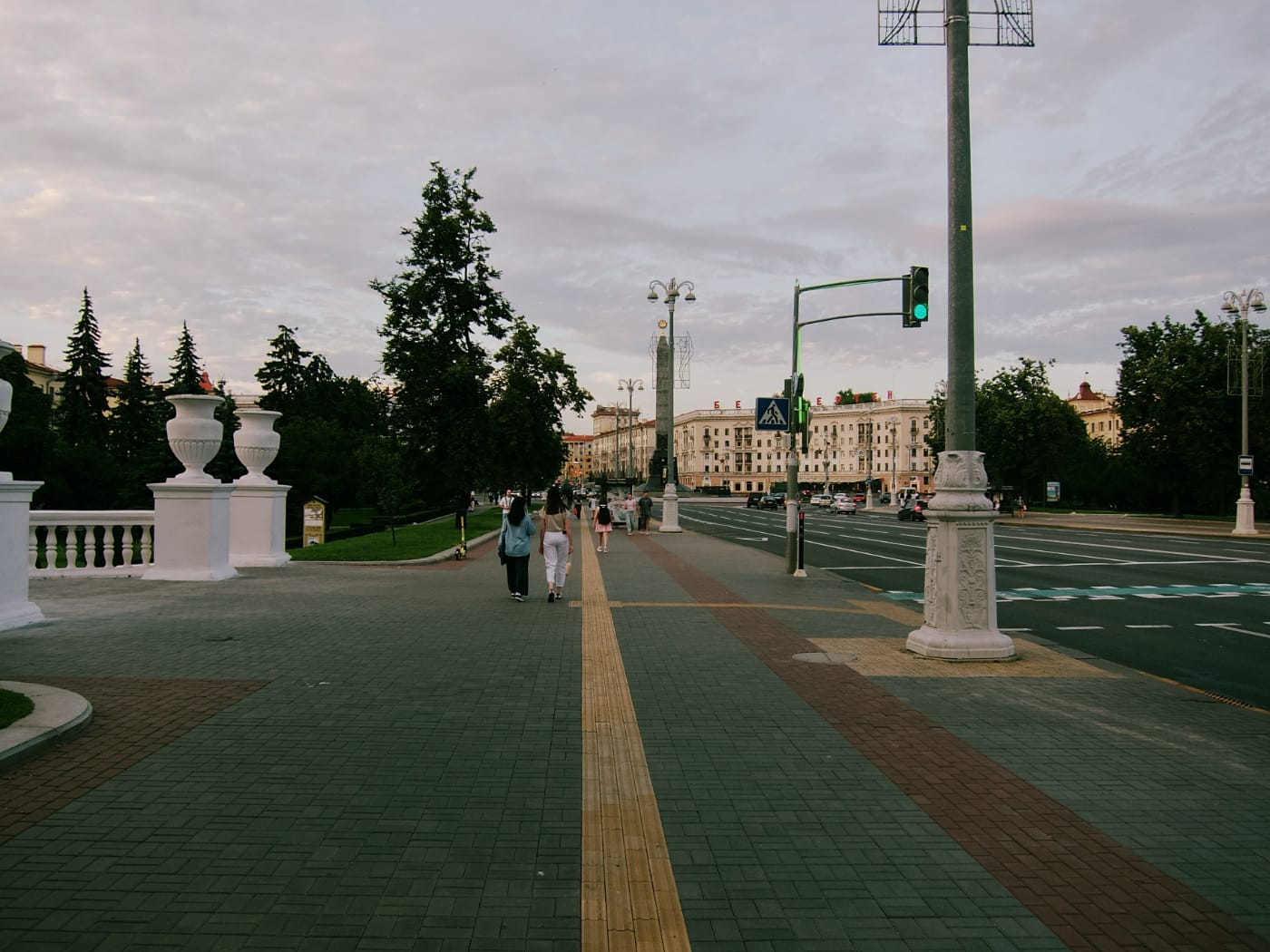 Вечер. Центральный проспект в летнем Минске.
