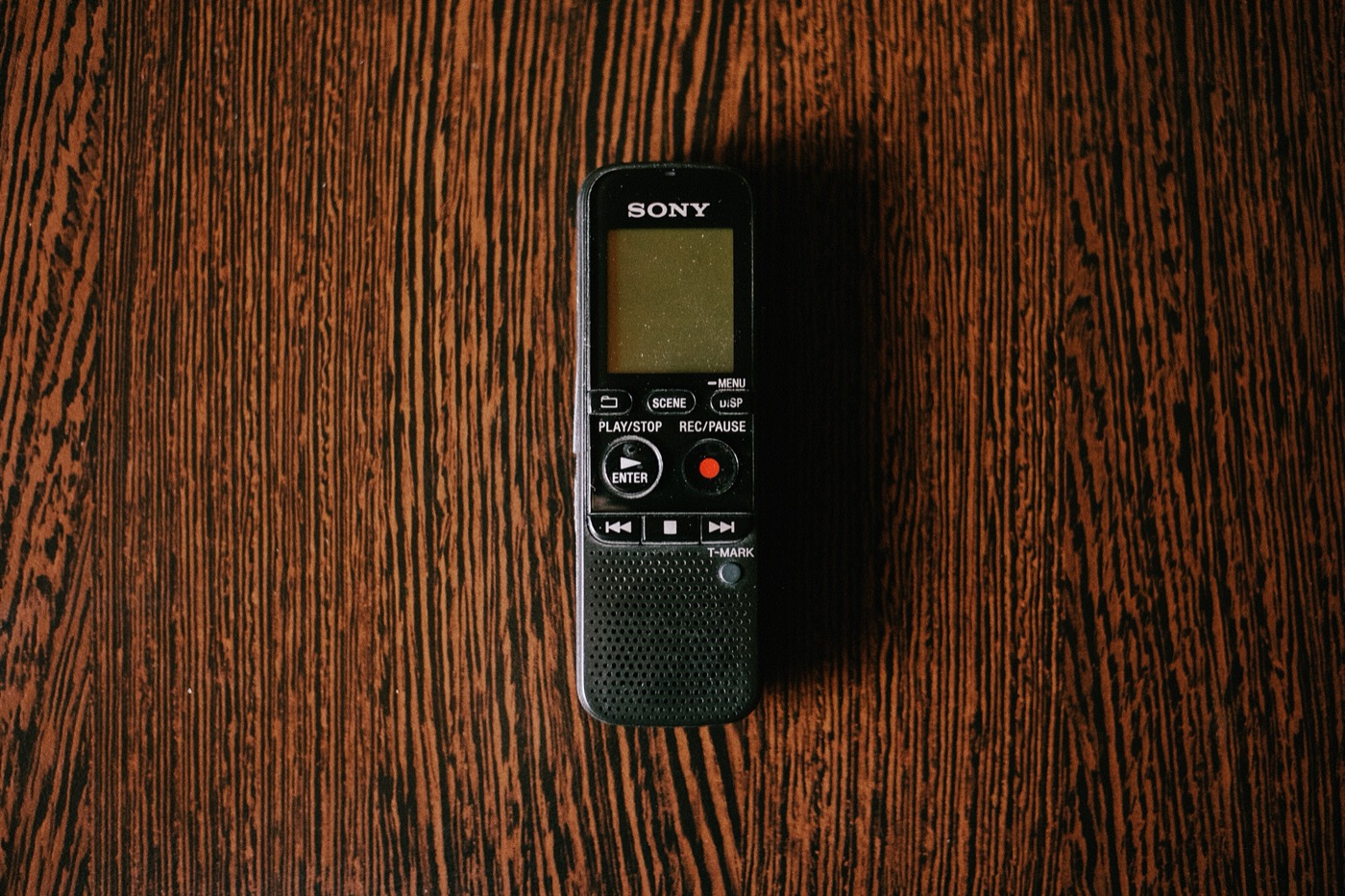 Диктофон Sony ICD-PX333 на деревянной поверхности.