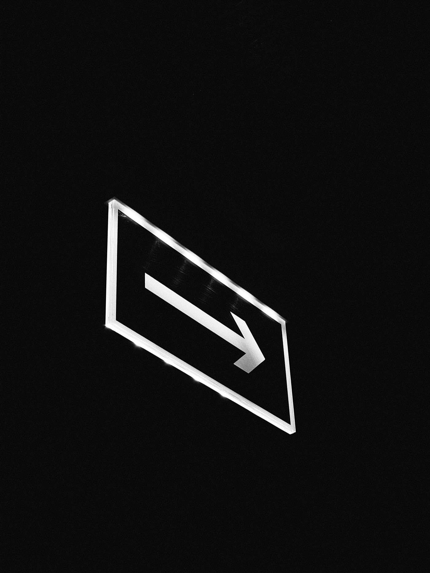 Знак с направлением вправо на черном фоне.