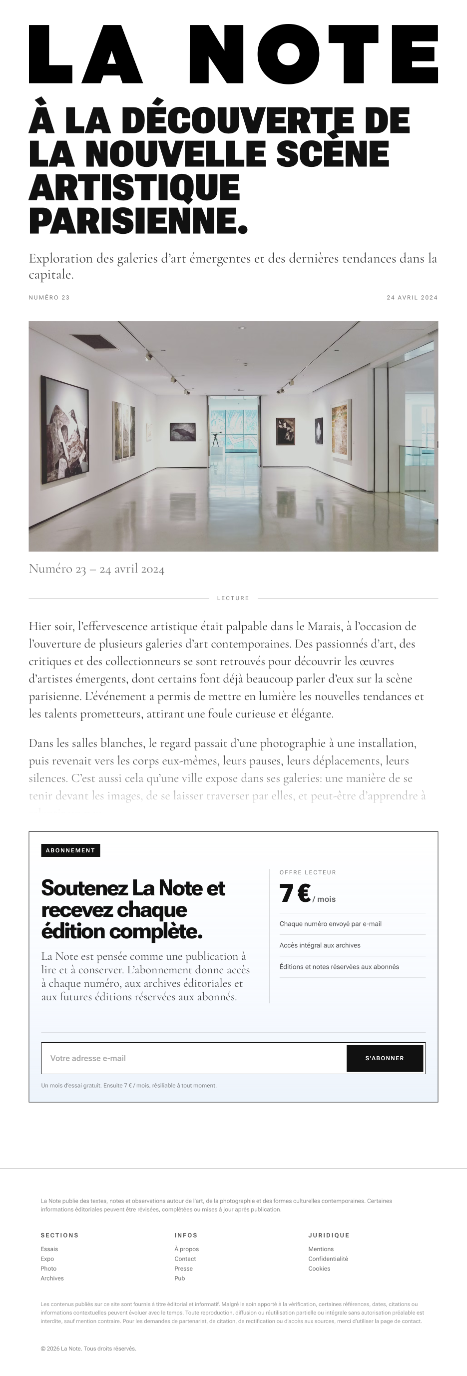 Выставочный зал с черно-белыми фотографиями и текстом на французском: «LA NOTE À LA DÉCOUVERTE DE LA NOUVELLE SCÈNE ARTISTIQUE PARISIENNE».