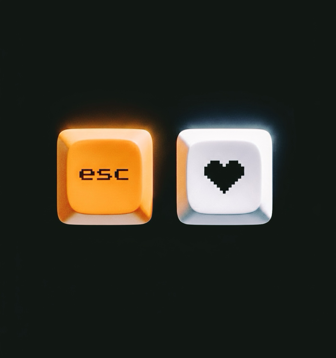Две компьютерные клавиши на чёрном фоне: одна с надписью ESC, вторая с иконкой пиксельного сердца