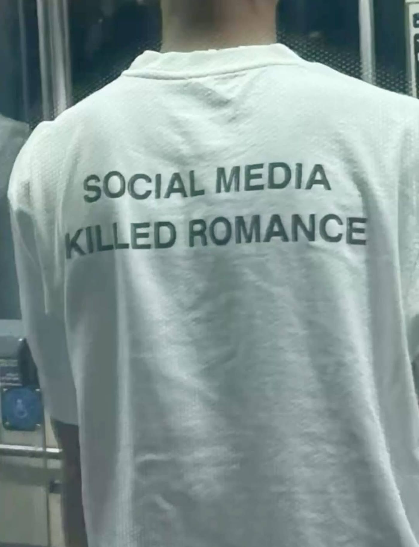 Текст на футболке «SOCIAL MEDIA KILLED ROMANCE»