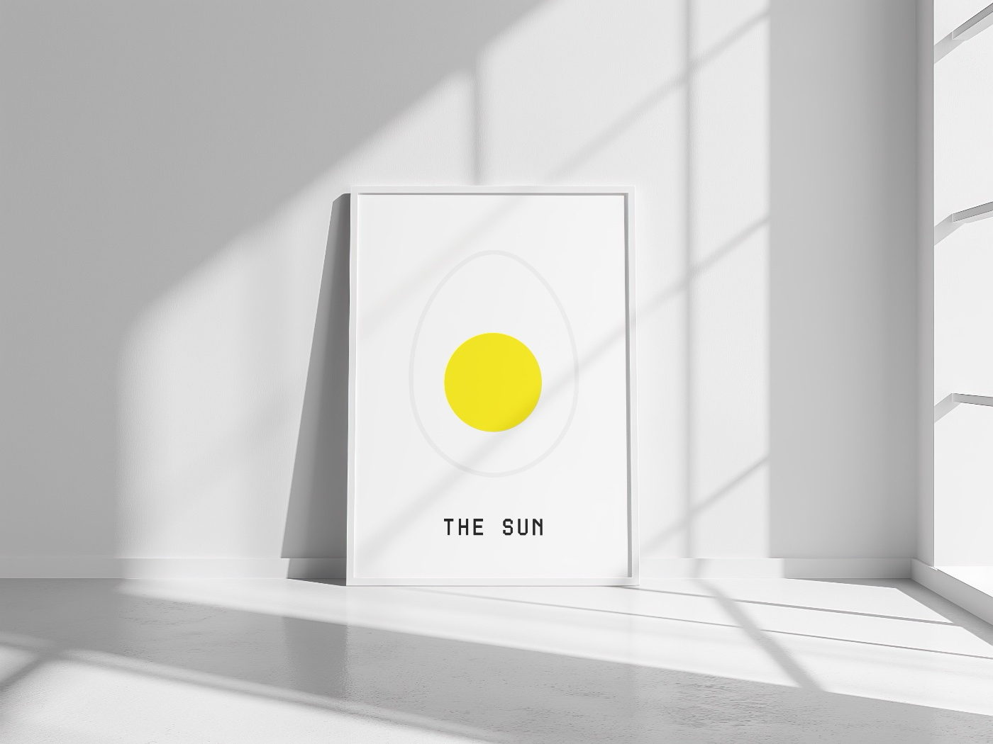 Белый плакат с жёлтым кругом в центре и чёрной надписью «THE SUN» чуть ниже стоит в рамке в солнечной комнате