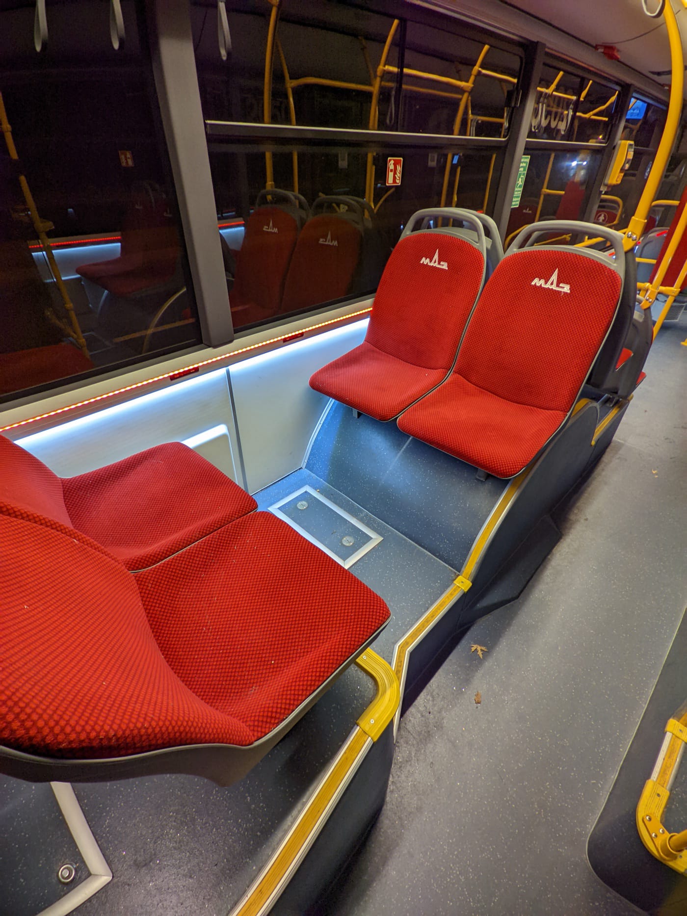 Салон троллейбуса: ярко-красные сидения с логотипом «МАЗ»